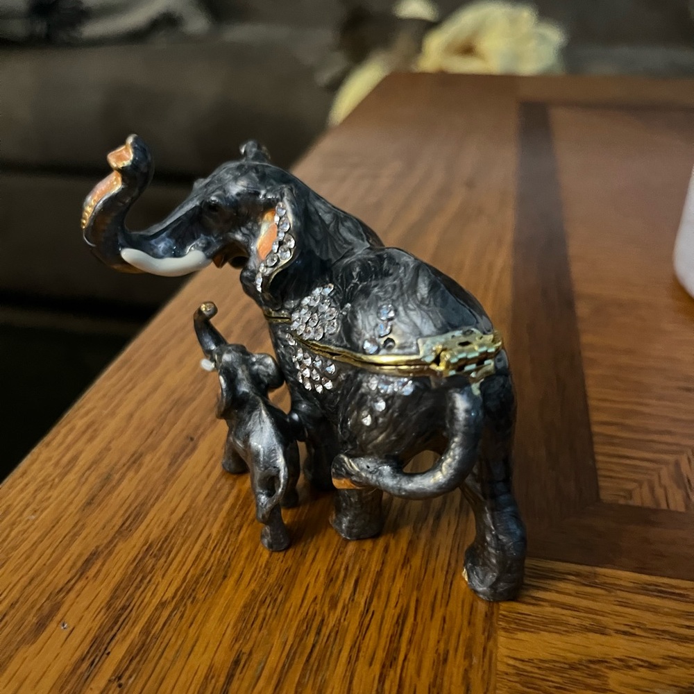 Elephant jewelry holder